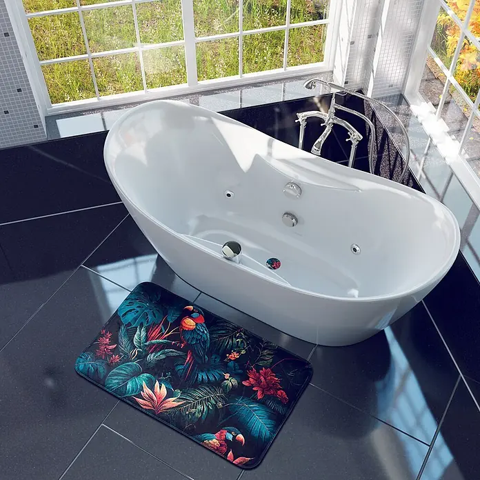 SANILO Badteppich Exotic 50 x 80 cm - 50 x 80 cm, Polyester, Grün - Tropische Papageien-Badematte mit dunklem Dschungelmotiv, neben einer freistehenden Badewanne auf Fliesenboden.
