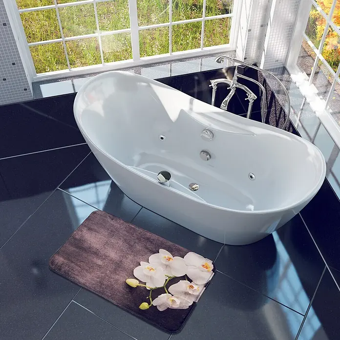SANILO Badteppich Pretty 70 x 110 cm - 70 x 110 cm, Polyester, Grau - Weiße freistehende Badewanne mit Chromarmaturen und einer Orchideen-Badematte in einem hellen Badezimmer mit Blick ins Grüne.