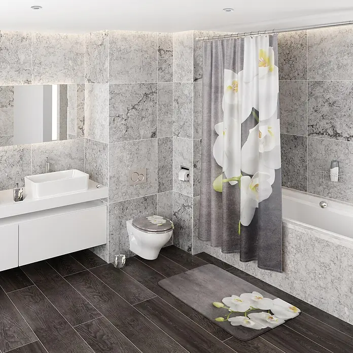 SANILO Badteppich Pretty 70 x 110 cm - 70 x 110 cm, Polyester, Grau - Modernes Bad mit dunkelgrauem Duschvorhang, Badematte und Toilettendeckel mit eleganten weißen Orchideenmotiven.