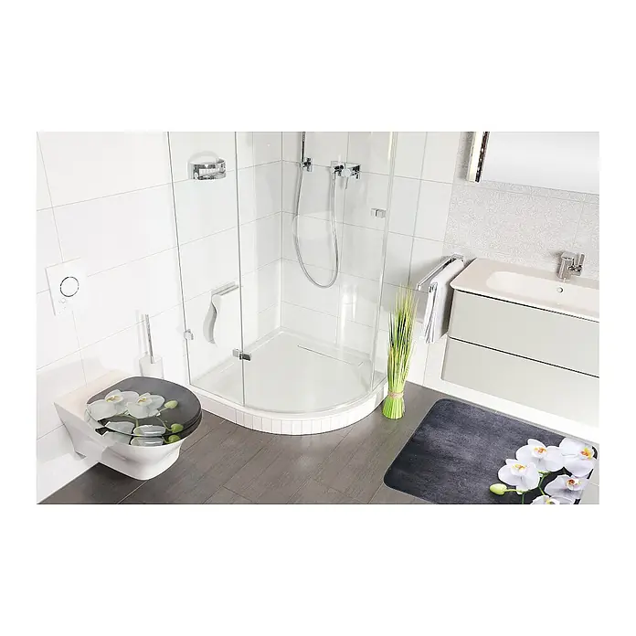 SANILO Badteppich Pretty 70 x 110 cm - 70 x 110 cm, Polyester, Grau - WC mit weißem Orchideen-Toilettensitz und passender Badematte in einem modernen Badezimmer.