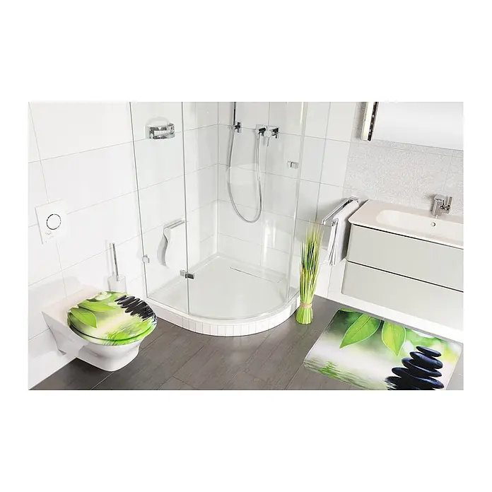 SANILO Badteppich Harmony 50 x 80 cm - 50 x 80 cm, Polyester, Grün - Moderner Badraum mit WC-Sitz und Badematte im grünen Blatt- und schwarzem Steinmuster.