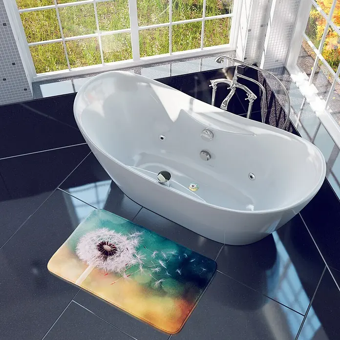 SANILO Badteppich Pusteblume 50 x 80 cm - 50 x 80 cm, Polyester, Gelb - Weiße freistehende Badewanne in einem hellen Badezimmer mit dunklen Bodenfliesen.