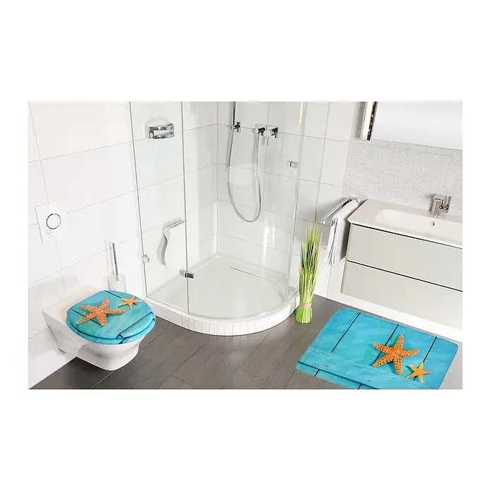SANILO Badteppich Starfish 70 x 110 cm - 70 x 110 cm, Polyester, Blau - Toilettensitz und Badematte im blau gestrichenen Holzplanken-Look mit orangefarbenen Seesternen in einem Badezimmer.