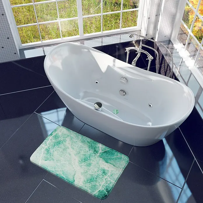 SANILO Badteppich Marmor Grün 70 x 110 cm - 70 x 110 cm, Polyester, Grün - Weiße freistehende Badewanne in einem modernen Badezimmer mit dunklen Fliesen und einer grünen Badematte mit Marmormuster.