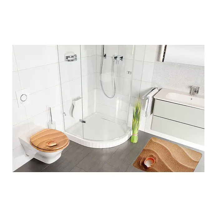 SANILO Badteppich Clam 50 x 80 cm - 50 x 80 cm, Polyester, Braun - Toilettensitz und Badematte mit Sand- und Muscheldesign in einem modernen Badezimmer.