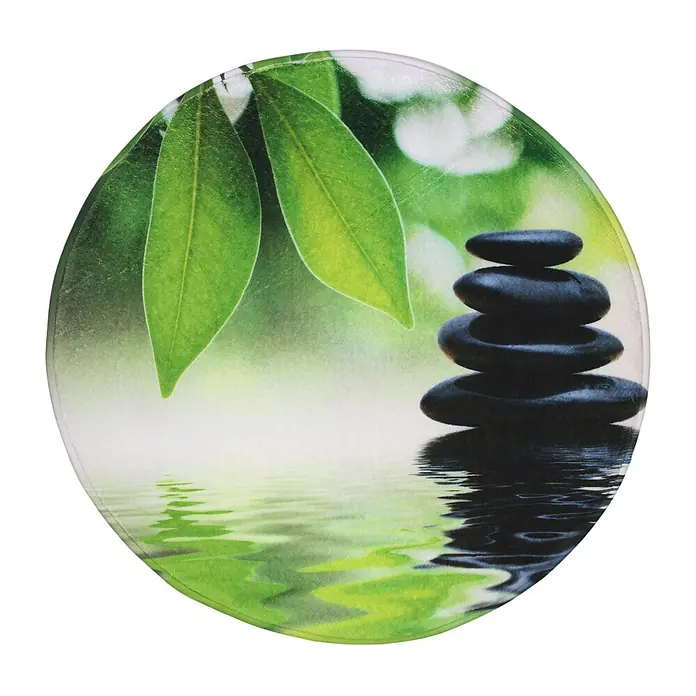 SANILO Badteppich rund Harmony Ø 80 cm - 80 x 80 cm, Polyester, Grün - Runder Teppich mit Zen-Design: grüne Blätter, gestapelte schwarze Steine und Wasserreflexionen.