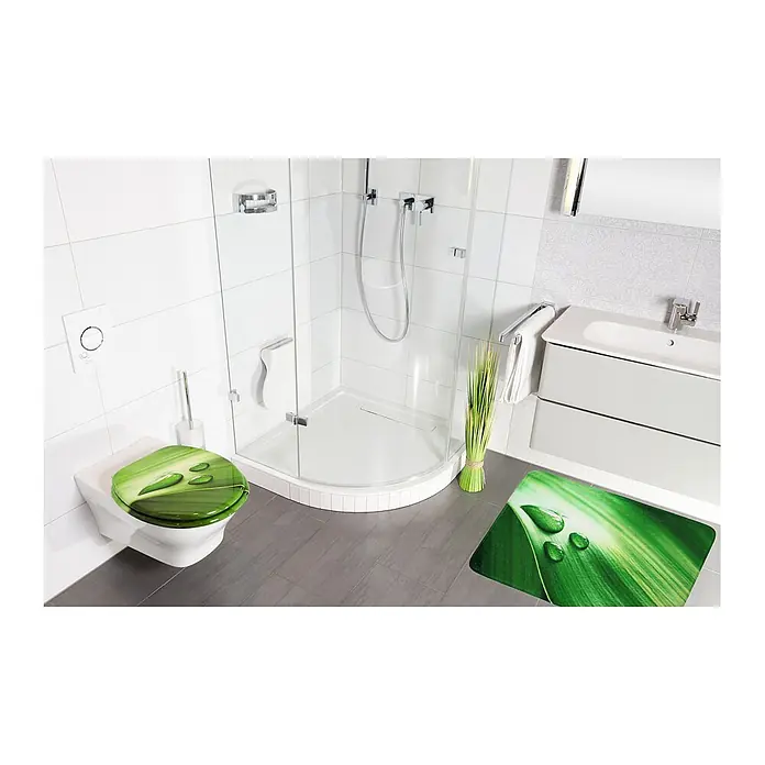SANILO Badteppich Green Leaf 50 x 80 cm - 50 x 80 cm, Polyester, Grün - Grüne Toilettensitzabdeckung mit Blattmotiv und passende Badematte mit Wassertropfen in einem modernen Badezimmer.