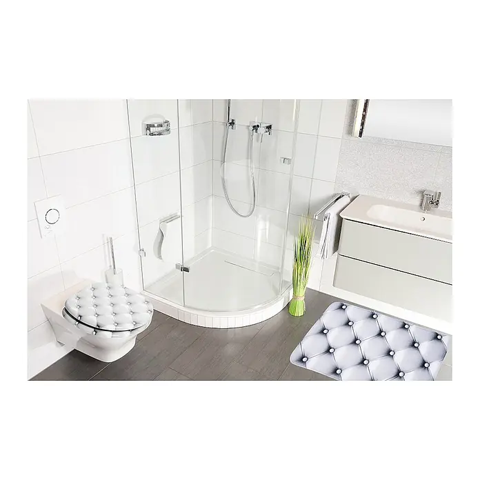 SANILO Badteppich Comfort 70 x 110 cm - 70 x 110 cm, Polyester, Grau - Badezimmer mit weißem getuftetem WC-Sitz und passender getufteter Badematte auf dem Boden.