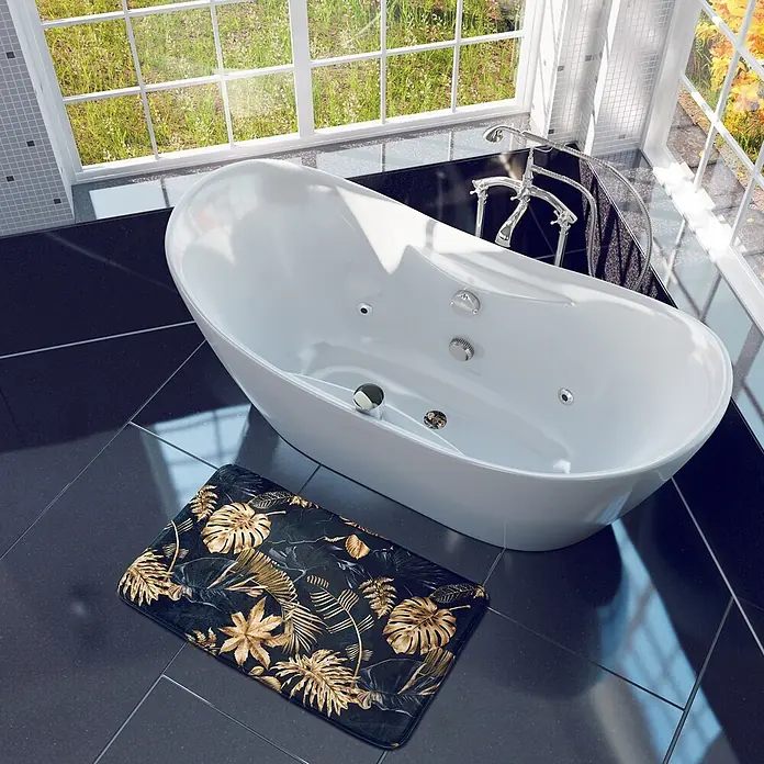 SANILO Badteppich Rund Golden Leaves Ø 80 cm - 80 x 80 cm, Polyester, Schwarz - Weiße freistehende Badewanne in einem hellen Badezimmer auf dunklem Fliesenboden mit tropisch gemusterter Badematte.