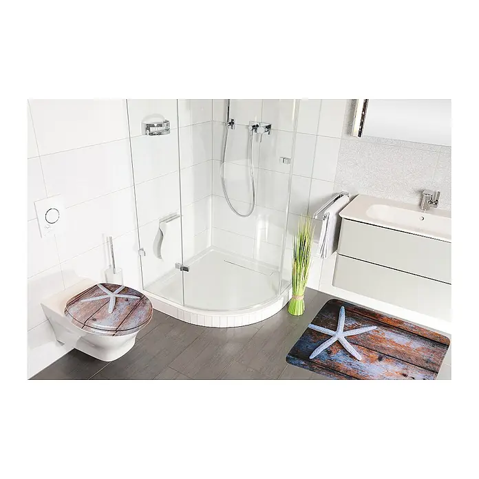 SANILO Badteppich Bahia 70 x 110 cm - 70 x 110 cm, Polyester, Braun - WC-Sitz und Badematte im Küstenstil mit Seestern auf verwittertem Holzmotiv in einem modernen Badezimmer.