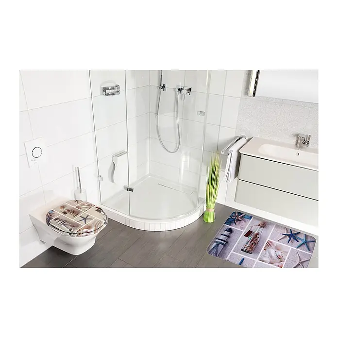 SANILO Badteppich Meeresbrise 50 x 80 cm - 50 x 80 cm, Polyester, Blau - Toilettensitz und Badematte mit Strand-Dekor, Muscheln, Seesternen und Flaschenpost, in einem modernen Badezimmer platziert.