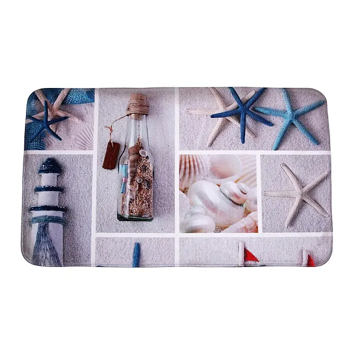SANILO Badteppich Meeresbrise 50 x 80 cm - 50 x 80 cm, Polyester, Blau - Rechteckige Matte mit einem Mosaik-Strandthema, mit Seesternen, Muscheln und einem Leuchtturm.