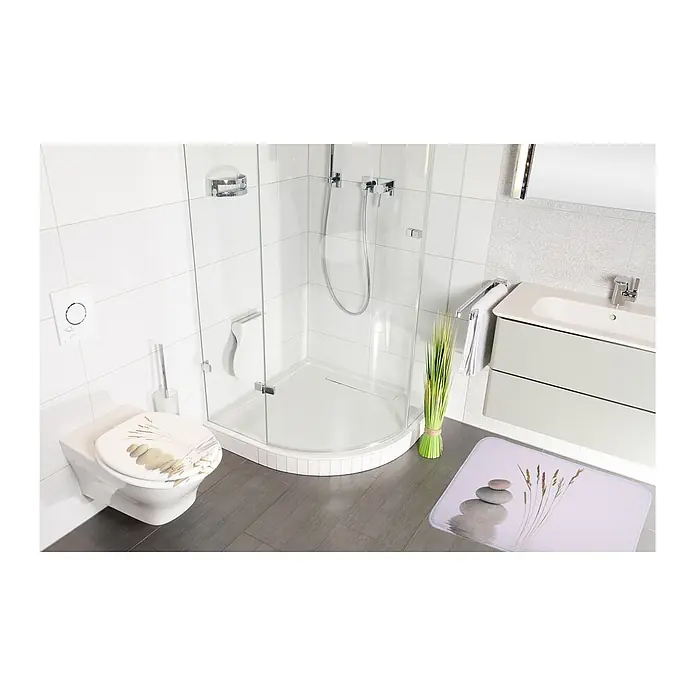 SANILO Badteppich Balance 50 x 80 cm - 50 x 80 cm, Polyester, Weiß - Weißer WC-Sitz mit dekorativem beige-braunem Federdesign, montiert auf einer wandhängenden Toilette in einem modernen Badezimmer.