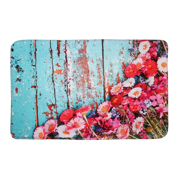 SANILO Badteppich Spring 70 x 110 cm - 70 x 110 cm, Polyester, Blau - Rechteckige Matte mit leuchtenden rosa, roten und weißen Blumen auf einem abgenutzten, türkisen Holzuntergrund.