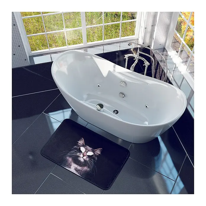 SANILO Badteppich Cool Cat 50 x 80 cm - 50 x 80 cm, Polyester, Schwarz - Schwarze Badematte mit cooler Katze in Sonnenbrille, auf dunklem Fliesenboden neben einer weißen Badewanne.