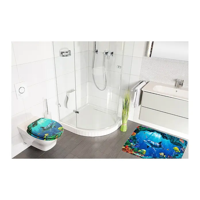 SANILO Badteppich Delphin Korallen 50 x 80 cm - 50 x 80 cm, Polyester, Blau - Badezimmer-Set mit Unterwasser-Delfin- und Korallenriff-Design: Toilettensitz und passende Badematte in einem modernen Badezimmer.
