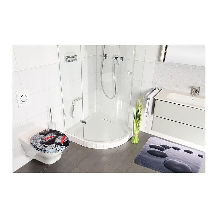 SANILO Badteppich Black Stones 50 x 80 cm - 50 x 80 cm, Polyester, Grau - Toilettensitz mit schwarzem Steine- und roten Blüten-Design in modernem Bad, neben passender Badematte.