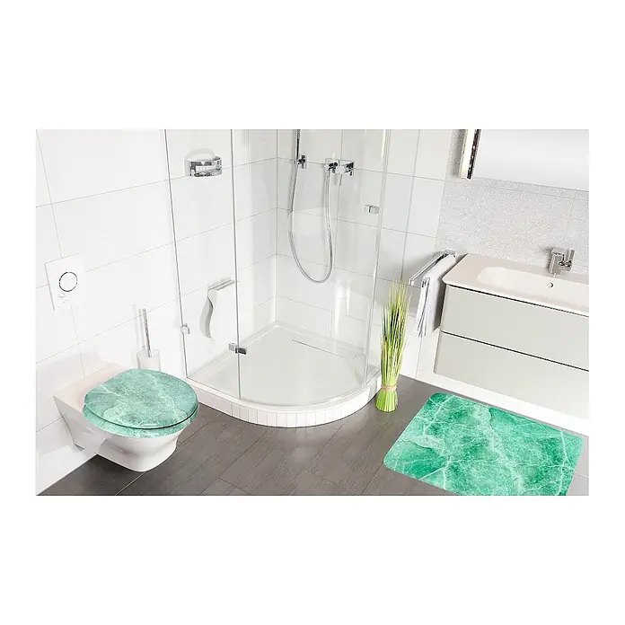 SANILO Badteppich Marmor Grün 50 x 80 cm - 50 x 80 cm, Polyester, Grün - Toilettensitz und Badematte mit grünem Marmormuster in einem modernen Badezimmer.