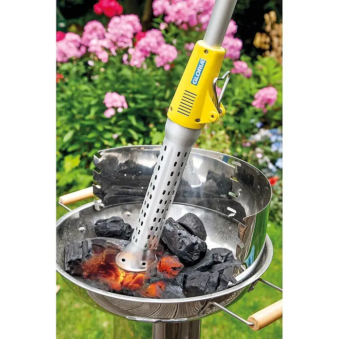 Gloria Unkrautvernichter Thermoflamm Electro - 2.000 W, Flammtemperatur: 650 °C - Gelb-silberner Gloria Kohleanzünder zündet Grillkohle in einem Gartengrill.
