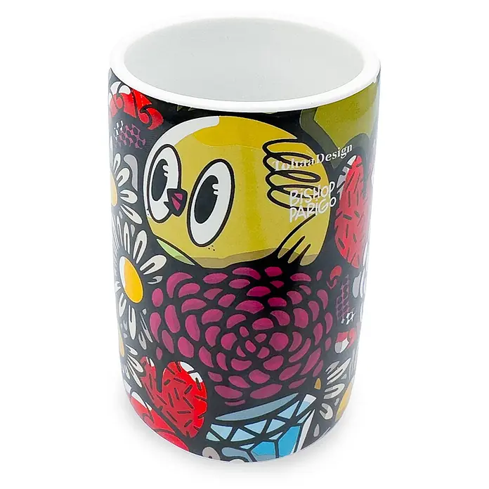 Tohaa Design Zahnputzbecher BirdyFlowers - Bishop Parigo -  - Ein weißer Keramikbecher mit lebhaftem, comicartigem Design, das einen gelben Vogel, Blumen und abstrakte Muster in Schwarz, Rot, Pink und Blau zeigt.