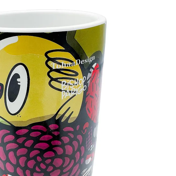 Tohaa Design Zahnputzbecher BirdyFlowers - Bishop Parigo -  - Bunter Becher mit gelber Zeichentrickfigur, magenta Mustern sowie „Tohraa Design“ und „BISHOP PARIGO“ Schriftzug.