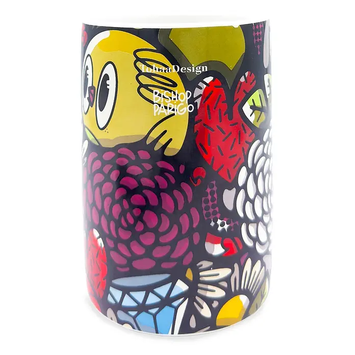 Tohaa Design Zahnputzbecher BirdyFlowers - Bishop Parigo -  - Bunter Keramikbecher mit abstrakter Kunst, gelbem vogelähnlichem Charakter, Blumenmustern und dem Text 'TohaaDesign BISHOP PARIGO'.