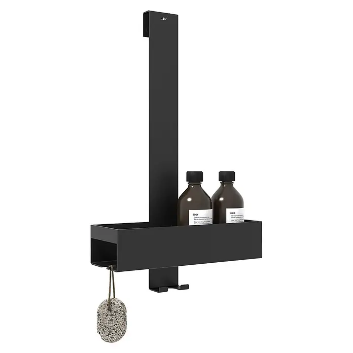 Zack Duschkorb Alos - L x B x H: 11,2 x 26 x 44 cm, Schwarz, 1 Ablagefläche - Schwarzer Duschkorb aus Metall zum Einhängen mit zwei braunen Flaschen und einem hängenden Bimsstein.