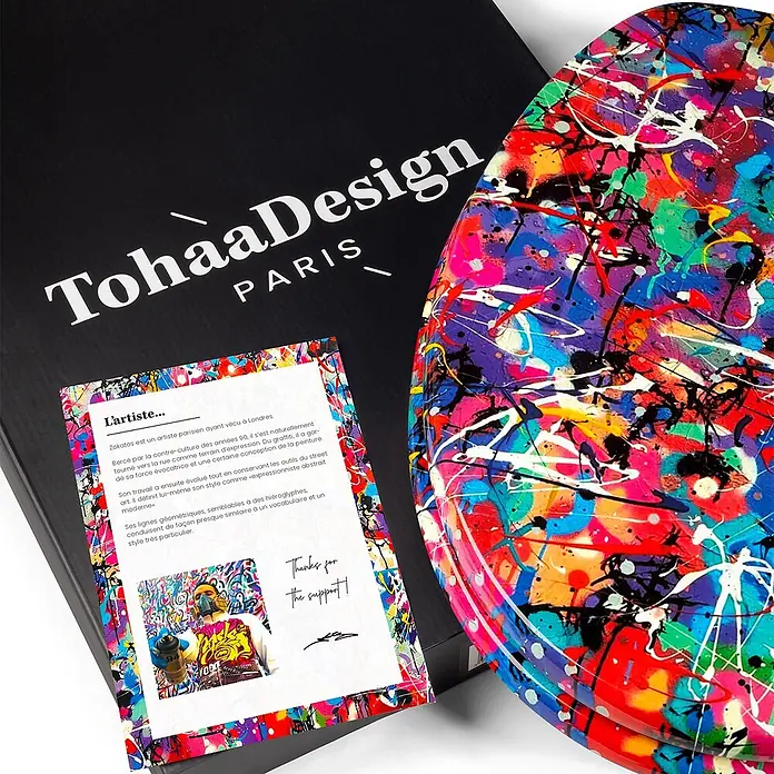 Tohaa Design WC-Sitz Infinity - Zokatos -  - Lebhaftes, mehrfarbiges, abstraktes Spritzlack-Dekorationstablett und Künstlerkarte in einer schwarzen Box mit 'TohaaDesign PARIS'-Logo.