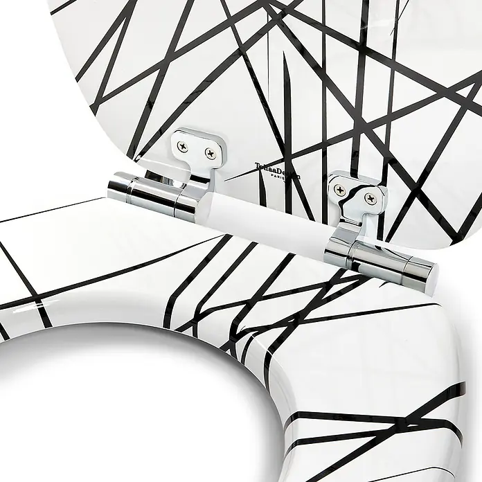 TohaaDesign WC-Sitz Arrow - L. Rubbrecht -  - Schwarz-weiß gemusterter Toilettensitz und -deckel mit geometrischem Design und Chromscharnieren, geöffnet und teilweise sichtbar.