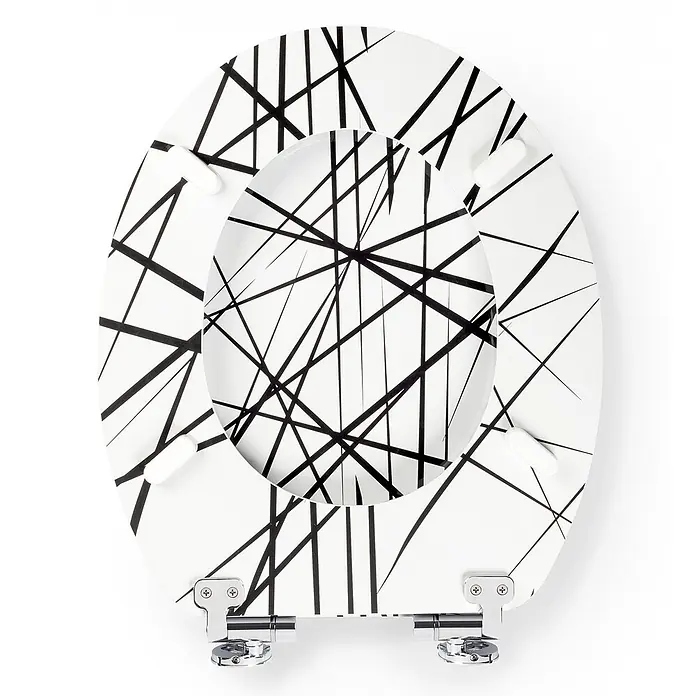 TohaaDesign WC-Sitz Arrow - L. Rubbrecht -  - Weißer Toilettensitz mit schwarzem, abstraktem Linienmuster und Chromscharnieren.