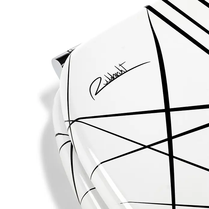 TohaaDesign WC-Sitz Arrow - L. Rubbrecht -  - Glänzendes weißes, gewölbtes Produktteil mit schwarzen geometrischen Linien und einer „Rubbbrecht“-Signatur.