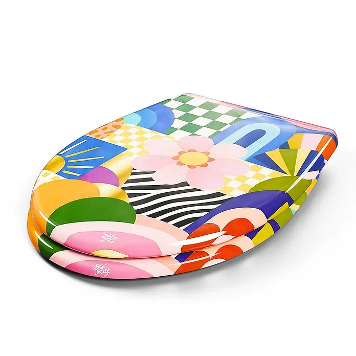 Wodea WC-Sitz   -  FlowerPower -  - Zwei gestapelte, glänzende Bodyboards mit einem lebhaften, abstrakten Muster aus Blumen, geometrischen Formen und Sonnenstrahlen.
