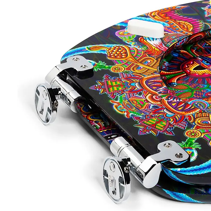 Tohaa Design WC-Sitz Bullish - Chris Dyer -  - Bunter, aufwendig gemusterter Toilettensitz mit glänzenden Chromscharnieren, zusammengeklappt gezeigt.