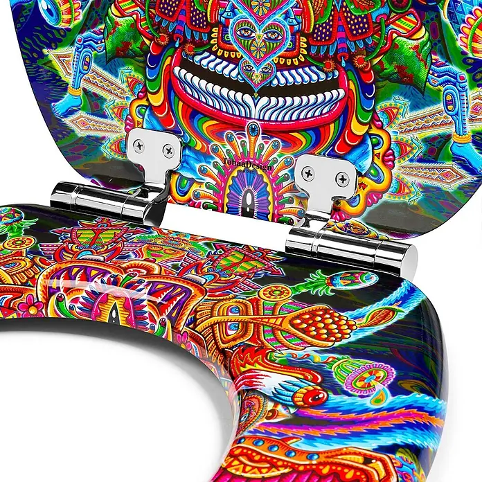 Tohaa Design WC-Sitz Bullish - Chris Dyer -  - Ein bunter, psychedelisch gemusterter Toilettensitz mit Chromscharnieren, Deckel teilweise geöffnet.