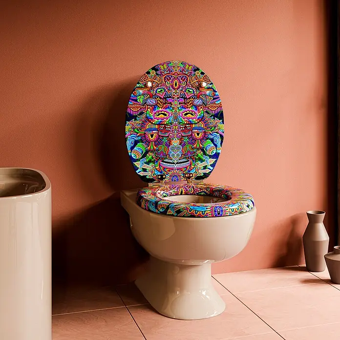 Tohaa Design WC-Sitz Bullish - Chris Dyer -  - Eine Toilette mit beigefarbenem Sockel und lebhaft bunt gemustertem, psychedelischem Deckel und Sitz, in einem Badezimmer.