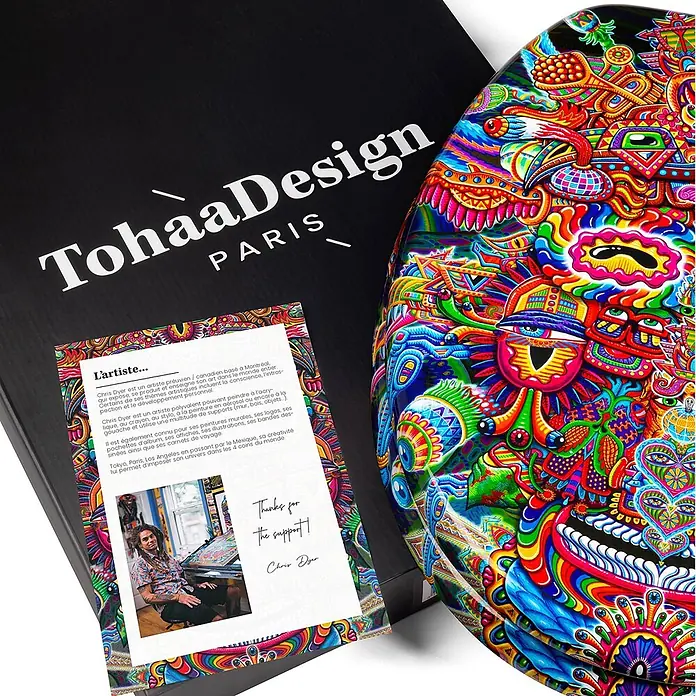 Tohaa Design WC-Sitz Bullish - Chris Dyer -  - Bunt gemustertes Board mit psychedelischer Kunst und schwarzer TohaaDesign-Box mit Logo.