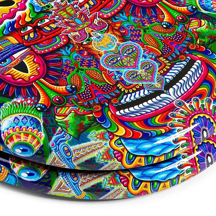 Tohaa Design WC-Sitz Bullish - Chris Dyer -  - Zwei gestapelte runde Teller mit einem lebendigen, glänzenden, psychedelischen Muster.