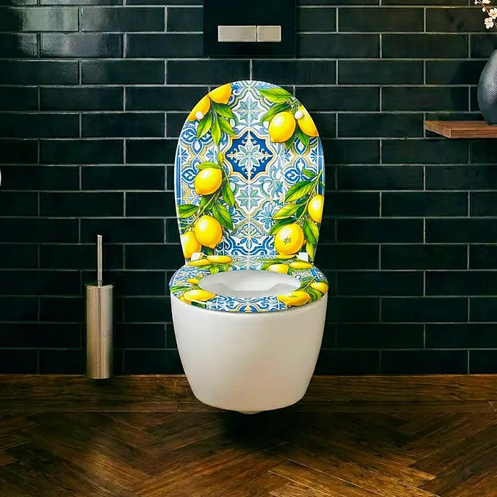 Wodea WC-Sitz   -  Citrons -  - Toilette mit dekorativem Deckel und Sitz mit hellem Zitronen- und blauem Fliesenmuster in modernem Bad.
