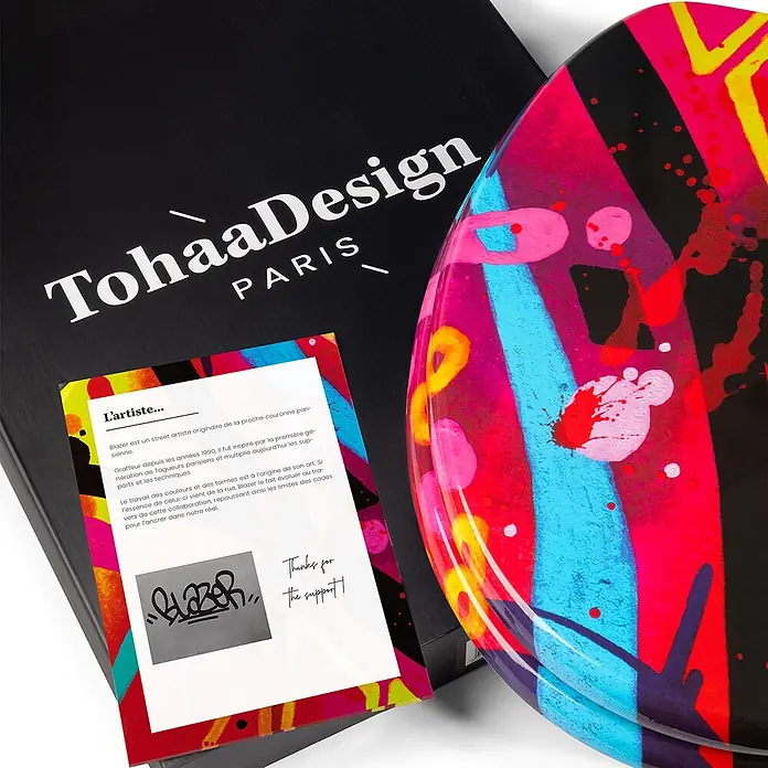 Tohaa Design WC-Sitz StreetSun - Blazer -  - Lebhaftes Teller im Graffiti-Stil mit Neonfarben in einer schwarzen Markenbox, begleitet von einer Künstlerkarte.
