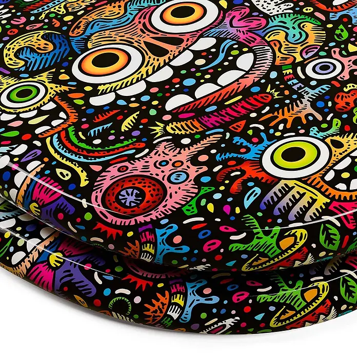 Tohaa Design WC-Sitz Maniac Brainstorm - Skwak -  - Stapel Teller mit lebhaftem, abstraktem, farbenfrohem Monster-Muster auf schwarzem Grund.