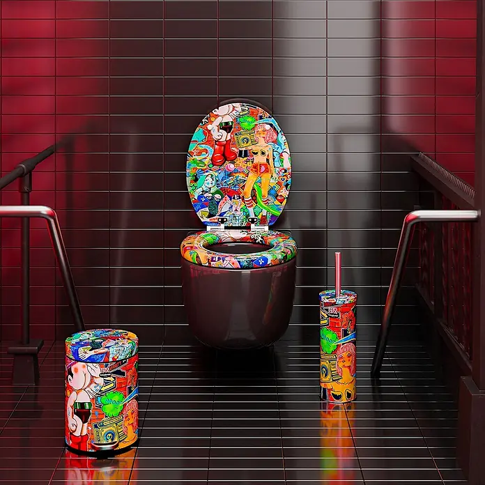 Tohaa Design WC-Sitz Vanity Fair - Guive Khosravi -  - Buntes Graffiti-Toiletten-Set mit WC, Abfalleimer und Bürstenhalter in einem dunklen, gefliesten Badezimmer.