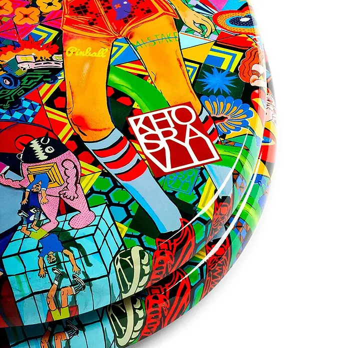 Tohaa Design WC-Sitz Vanity Fair - Guive Khosravi -  - Nahaufnahme eines farbenfrohen, im Pop-Art-Stil dekorierten gewölbten Objekts, möglicherweise ein Surfbrett, mit Figuren und Text.