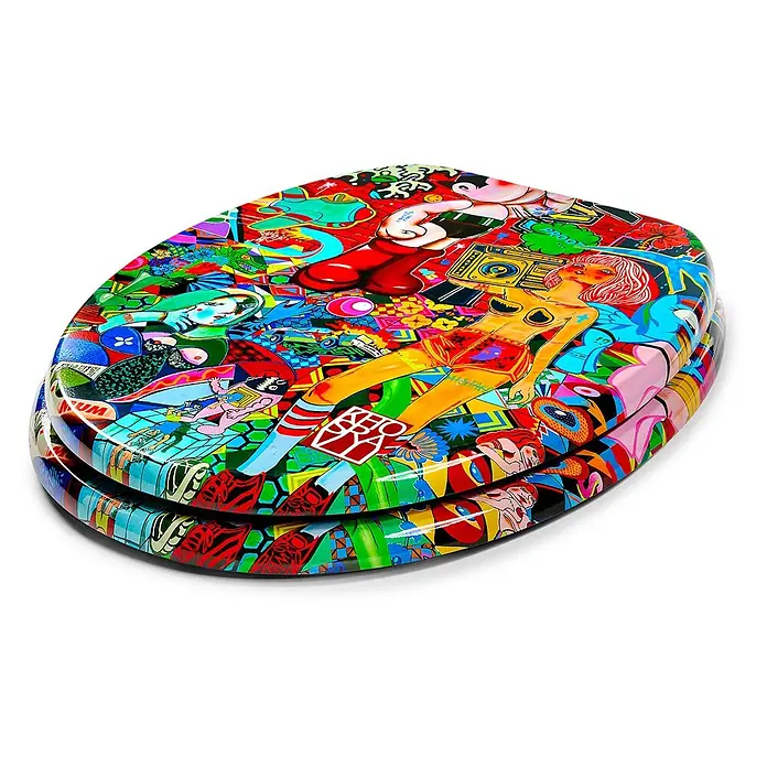 Tohaa Design WC-Sitz Vanity Fair - Guive Khosravi -  - Ein glänzender WC-Sitz mit einem lebhaften, mehrfarbigen Pop-Art-Design, das verschiedene Figuren und Muster zeigt.