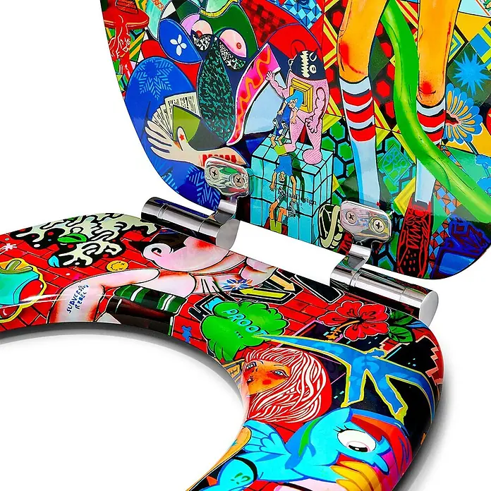 Tohaa Design WC-Sitz Vanity Fair - Guive Khosravi -  - Ein Toilettensitz und Deckel mit lebhaftem, farbenfrohem Pop-Art/Graffiti-Design, verschiedenen Figuren und Mustern, mit Chromscharnieren.