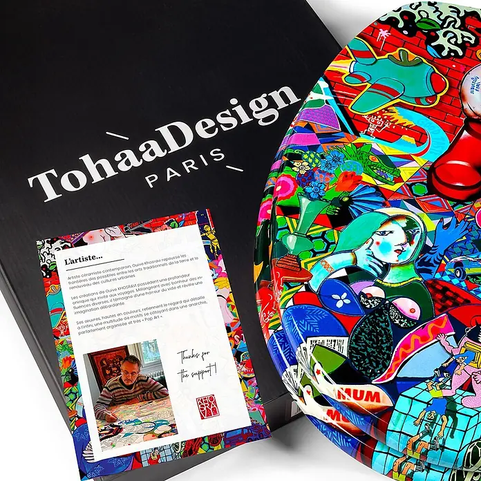 Tohaa Design WC-Sitz Vanity Fair - Guive Khosravi -  - Lebendige, detailreiche Pop-Art-Keramikplatte, präsentiert mit schwarzer Markenverpackung und Künstlerkarte.