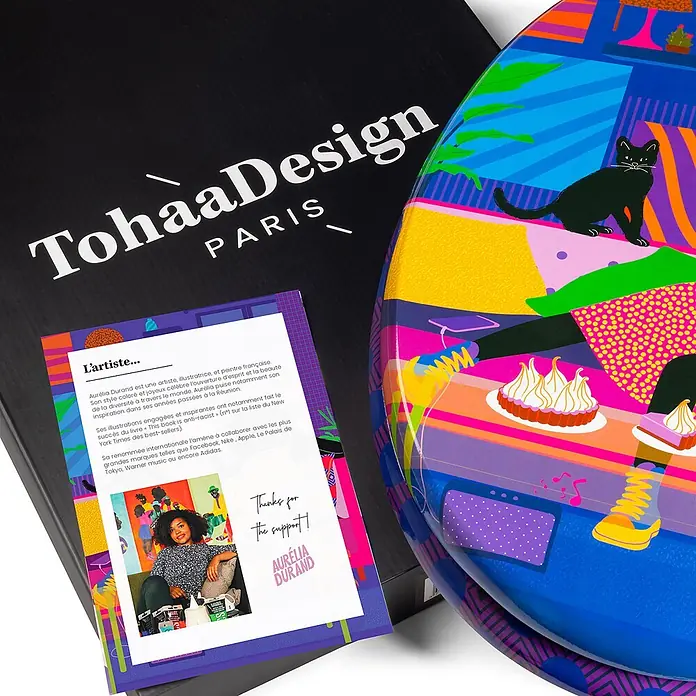 Tohaa Design WC-Sitz Chillin - Aurélia Durand -  - Farbenfroher TohaaDesign Toilettensitz mit lebhaftem Kunstmuster, schwarzer Katze, Pflanzen und Kuchen, zusammen mit einer Künstlerkarte.