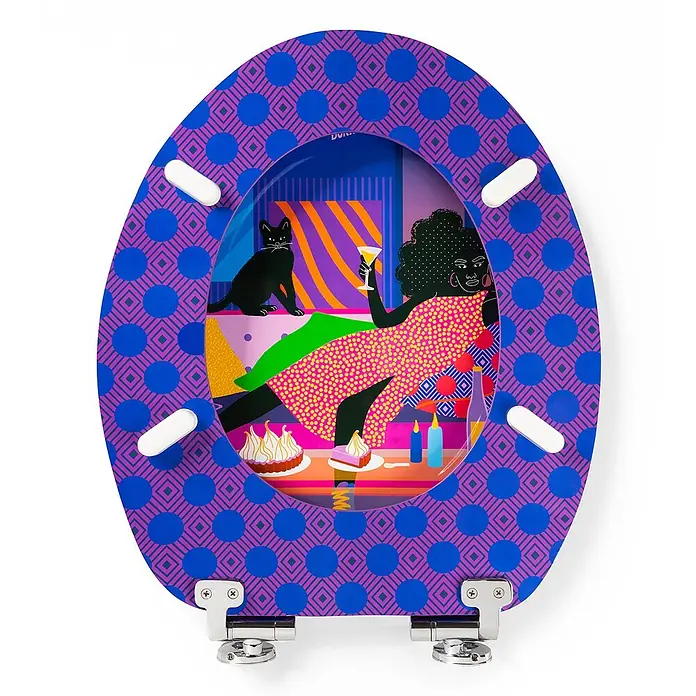 Tohaa Design WC-Sitz Chillin - Aurélia Durand -  - Ein bunter Toilettensitz mit lila-blauem geometrischem Muster und einer illustrierten Szene mit einer Frau, einer Katze und Desserts.