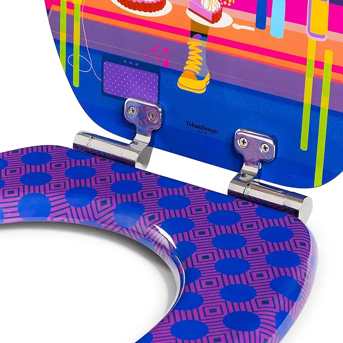 Tohaa Design WC-Sitz Chillin - Aurélia Durand -  - Bunter WC-Sitz mit Chromscharnieren. Der Deckel zeigt eine farbenfrohe Partyszene, der Sitz blaue Kreise auf violettem Geometriedesign.