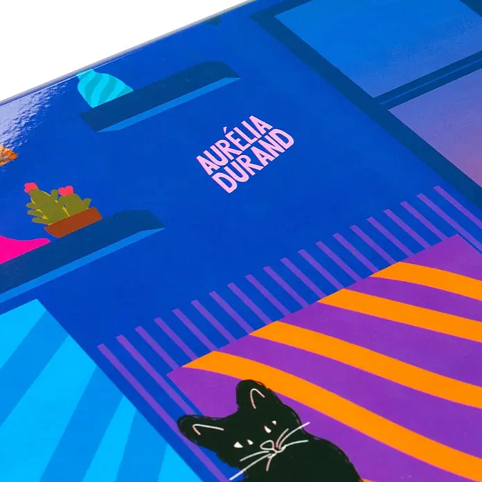 Tohaa Design WC-Sitz Chillin - Aurélia Durand -  - Illustriertes Cover: schwarze Katze, Pflanzen auf Regalen, Text 'AURÉLIA DURAND', blaue, violette, orange Streifen.