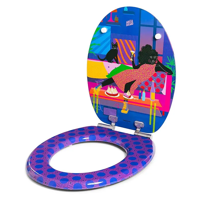 Tohaa Design WC-Sitz Chillin - Aurélia Durand -  - Vibrantes Toilettensitz mit künstlerischem Deckel, der eine Frau, Katze und Getränke zeigt. Der Sitzring hat ein geometrisches Muster.
